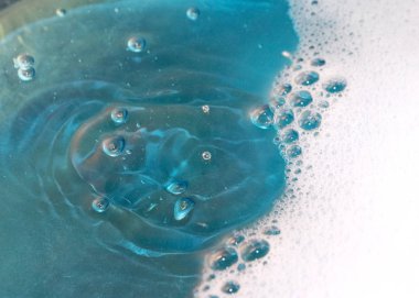 sıvı yüzeyinin ve darbe izleri üzerinde köpük