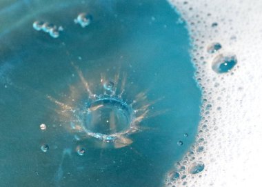 sıvı yüzeyinin ve darbe izleri üzerinde köpük