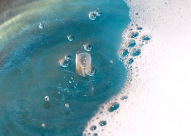 sıvı yüzeyinin ve darbe izleri üzerinde köpük