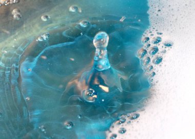 sıvı yüzeyinin ve darbe izleri üzerinde köpük