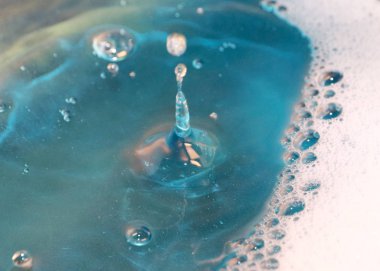 sıvı yüzeyinin ve darbe izleri üzerinde köpük