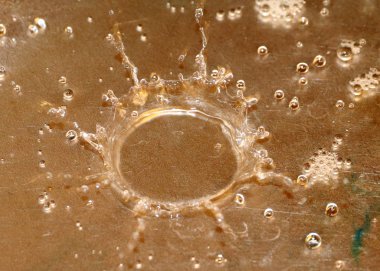 sıvı yüzeyinin ve darbe izleri üzerinde köpük