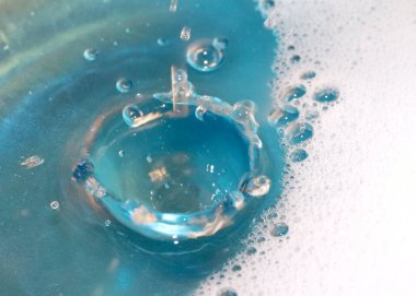 sıvı yüzeyinin ve darbe izleri üzerinde köpük