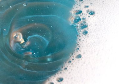 sıvı yüzeyinin ve darbe izleri üzerinde köpük