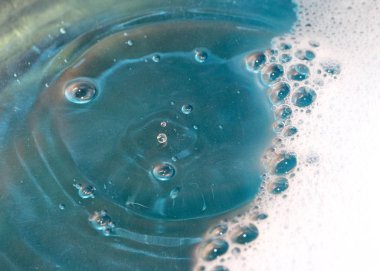 sıvı yüzeyinin ve darbe izleri üzerinde köpük