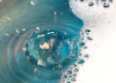 sıvı yüzeyinin ve darbe izleri üzerinde köpük