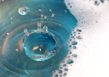 sıvı yüzeyinin ve darbe izleri üzerinde köpük