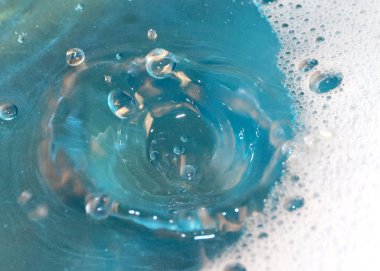 sıvı yüzeyinin ve darbe izleri üzerinde köpük