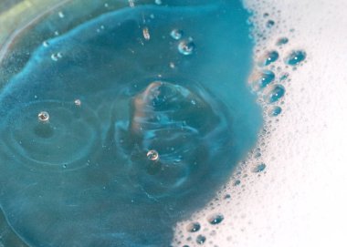 sıvı yüzeyinin ve darbe izleri üzerinde köpük