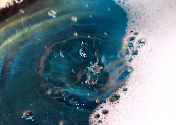 sıvı yüzeyinin ve darbe izleri üzerinde köpük