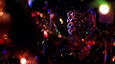 Yeni köknar ağacında çok renkli aydınlatma ışıkları