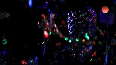 Yeni köknar ağacında çok renkli aydınlatma ışıkları