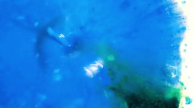 bir damla boya çok renkli bir sıvı yüzeyine düşüyor