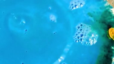 bir damla boya çok renkli bir sıvı yüzeyine düşüyor