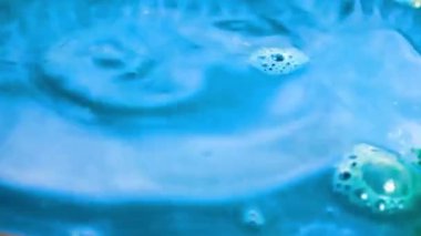 bir damla boya çok renkli bir sıvı yüzeyine düşüyor