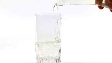 içme için bir cam içine temiz su dökme süreci