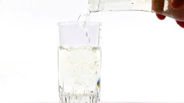 içme için bir cam içine temiz su dökme süreci