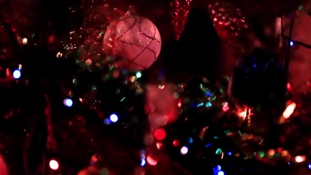 lumières multicolores d'éclairage sur le nouveau sapin 