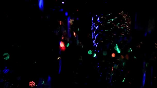 Yeni Köknar Ağacında Çok Renkli Aydınlatma Işıkları — Stok video