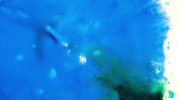 Une Goutte Peinture Tombe Sur Surface Liquide Multicolore — Video