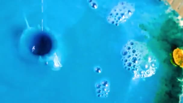 Une Goutte Peinture Tombe Sur Surface Liquide Multicolore — Video