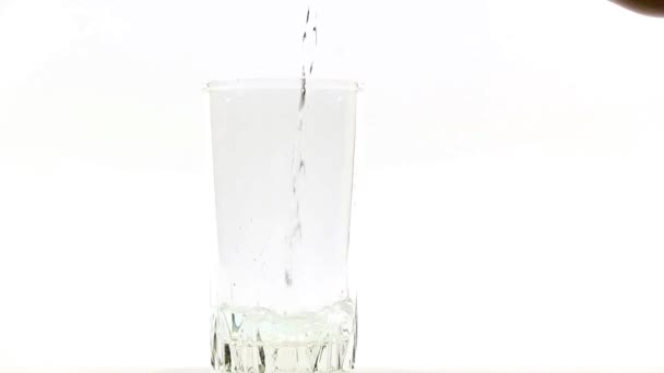 Διαδικασία Της Χύνοντας Καθαρό Νερό Ένα Ποτήρι Για Πόσιμο — Αρχείο Βίντεο