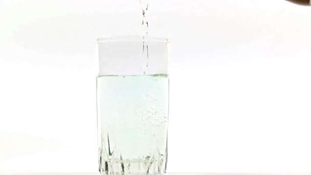 Proceso Verter Agua Limpia Vaso Para Beber — Vídeos de Stock