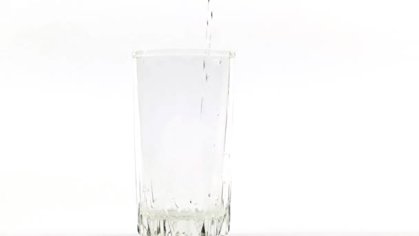 le processus de verser de l'eau propre dans un verre pour boire 