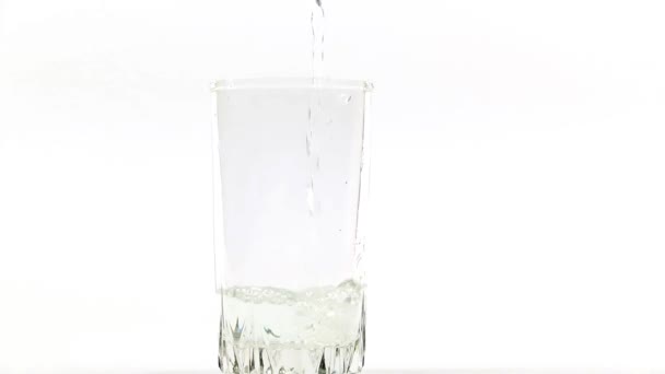 le processus de verser de l'eau propre dans un verre pour boire 