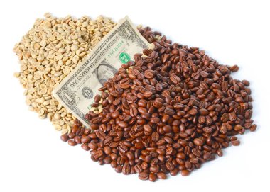 Kuru ve kavrulmuş kahve çekirdekleri bir yığın yüz dolar faturaları