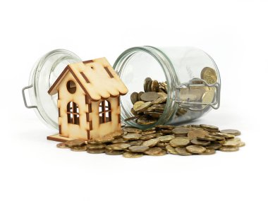 Ahşap Oyuncak ev ve ipotek veya ev sigortası bir çizim olarak sikke yığını