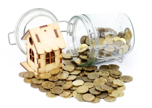 Ahşap Oyuncak ev ve ipotek veya ev sigortası bir çizim olarak sikke yığını