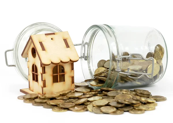 Ahşap Oyuncak ev ve ipotek veya ev sigortası bir çizim olarak sikke yığını