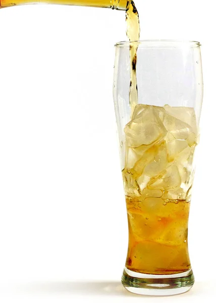 Drank Wordt Gegoten Een Hoog Glas Gevuld Met Stukjes Ijs — Stockfoto
