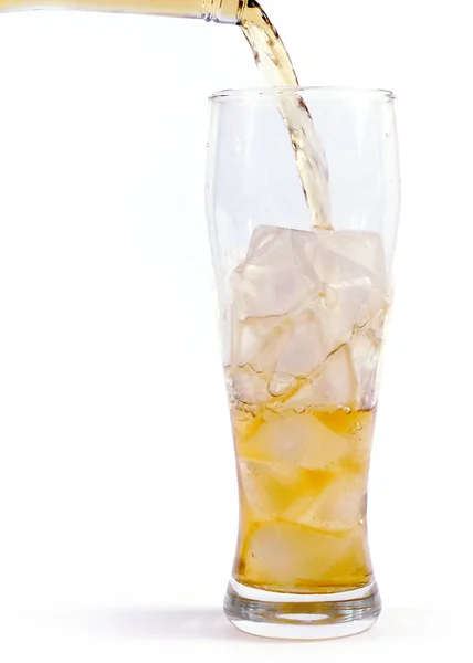 Drycken Hälls Ett Högt Glas Fyllt Med Bitar — Stockfoto
