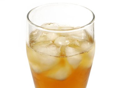 buz küpleri ve soğutulmuş bir içecek ile bir cam