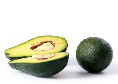 yarıya tohum ve tüm tropikal avokado meyve