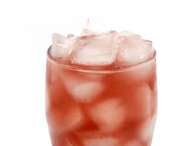 doğal meyve suyu ile bir cam buz parçaları