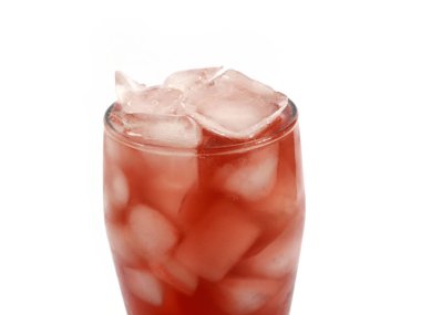 doğal meyve suyu ile bir cam buz parçaları