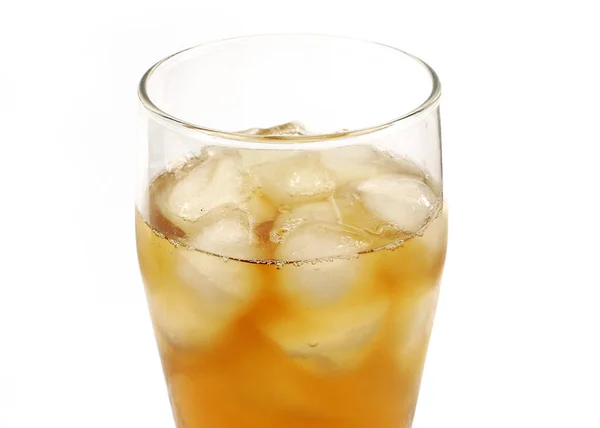 アイスキューブと冷えた飲み物のグラス — ストック写真