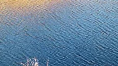 rezervuar sakin berrak su üzerinde küçük dalgalar