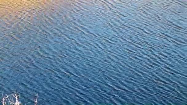 petites vagues sur l'eau calme et limpide du réservoir 