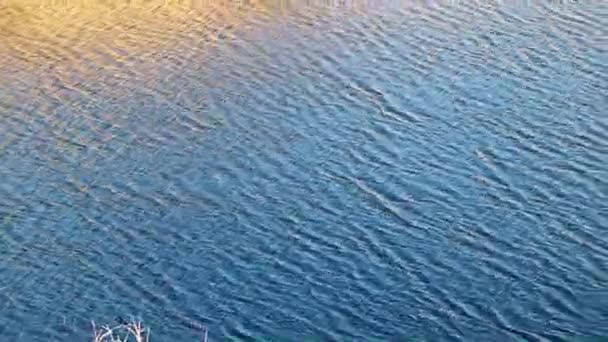 Kleine Wellen Auf Dem Ruhigen Klaren Wasser Des Stausees — Stockvideo