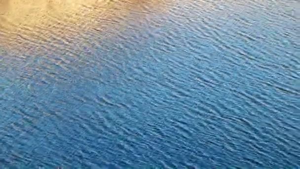 貯水池の穏やかな澄んだ水の上の小さな波 — ストック動画