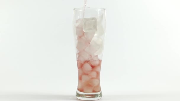 Saft Ein Glas Mit Eiswürfeln Gießen — Stockvideo