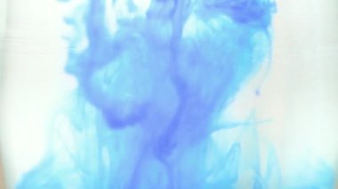 temiz sıvı ve çok renkli su bazlı boya karıştırma