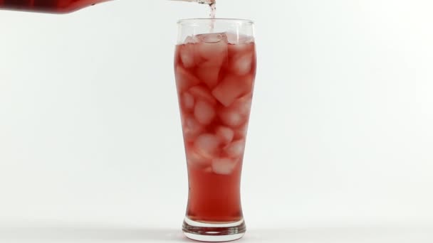 Verter Jugo Vaso Lleno Cubitos Hielo — Vídeos de Stock