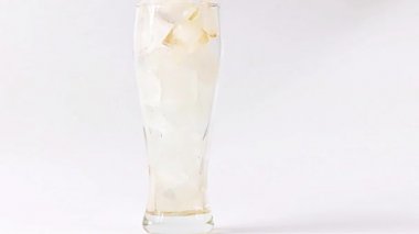 buz çok bir bardak ferahlatıcı limonata