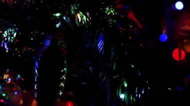 Aydınlatılmış bir Noel ağacının dallarında güzel cam oyuncaklar
