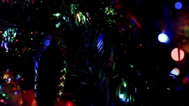 Aydınlatılmış bir Noel ağacının dallarında güzel cam oyuncaklar